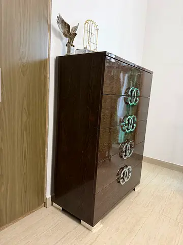 Dark wood 5-drawer chest / dresser in good condition