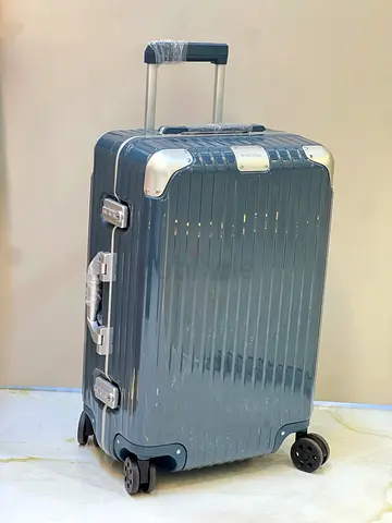 Rimowa Hybrid M