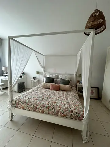 King Size bed with mattress included