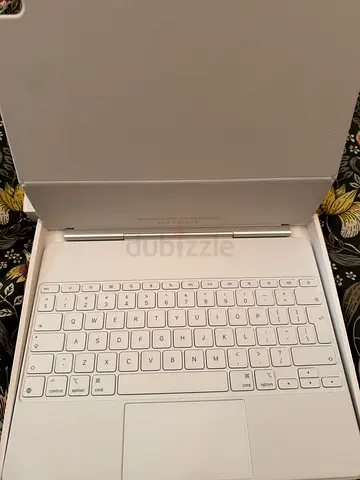 Apple Magic keyboard for iPad Air 13 M3/M4 English-white same new conditions 700 Dhs.