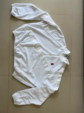 White pullover sweatshirt, size M - good condition