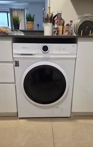 Front-load washing machine in excellent working condition.