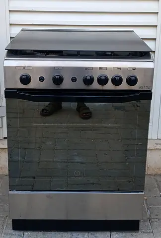 Indesit brand gas cooker 4 burners and oven in good working condition.