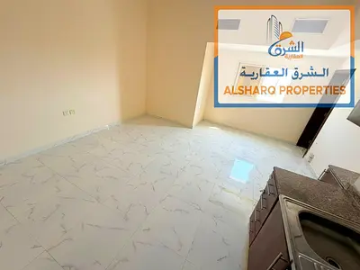 استديو مطبخ شبه منفصل مساحه كبيره بجوار الكباب الافغانى بشارع الكويت نظام التكييف والتبريد مركزى بنايه على الطريق الرئيسي  متوفر باركن ترابى للسياره
