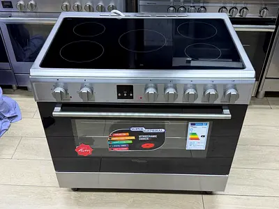 Electric cooker like new 5 hubs latest model super clean condition super general brand free install
