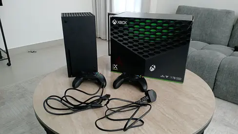 FOR SALE – Xbox Series X 1TB + 2 Controllers + Box | Excellent Condition