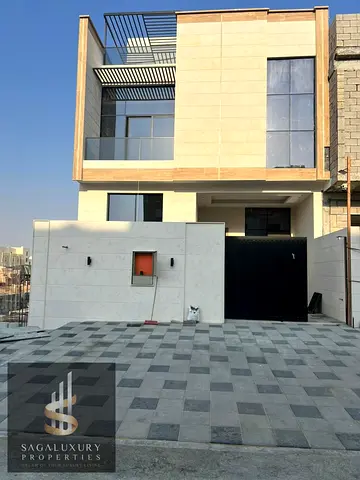 BEAUTIFUL 5 BEDROOM TOWNHOUSE