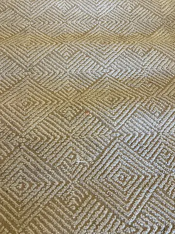 Beige geometric diamond textured area rug - good condition