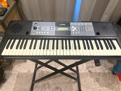 Yamaha PSR-E233 keyboard + stand for sale