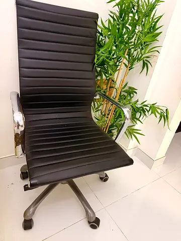 BLACK OFFICE CHAIR ( Negotiable )