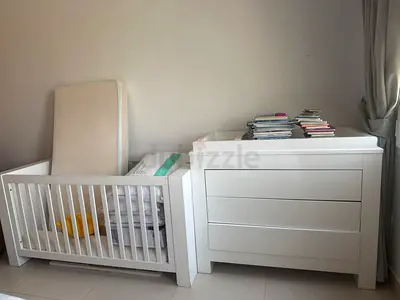 White Glossy Baby Crib with Matching 3-Drawer Dresser and changing station - Good Condition