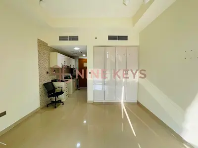 إطلالة على الحي / جاهز للسكن / طابق مرتفع