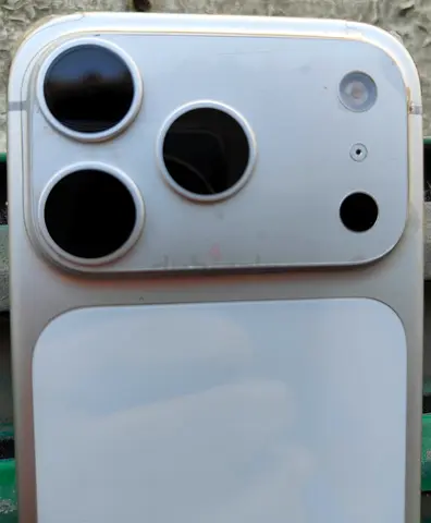 iPhone 17 Pro 256GB in Silver for sale. Original UAE / TDRA version, purchased from Apple Store UAE.