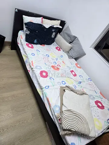 Single bed with Mattress