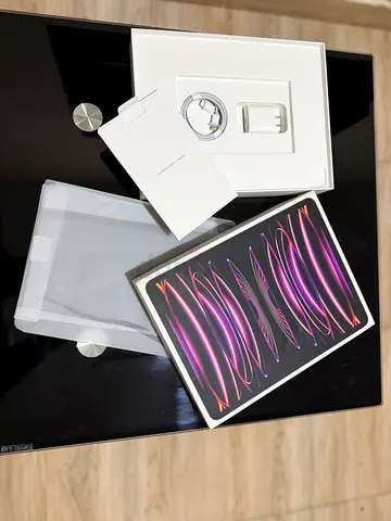 Apple iPad Pro 12.9 inch (6 th gen WiFi + Cellular (boxed) with charger and accessories