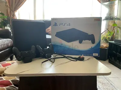 PS4 Slim 1TB Jet Black HDR + 2 Controllers + HDMI + 2 Chargers + Stand + AC Cable + Original Box