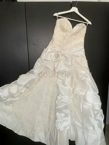 Brand-new wedding dress in excellent condition — never worn.
