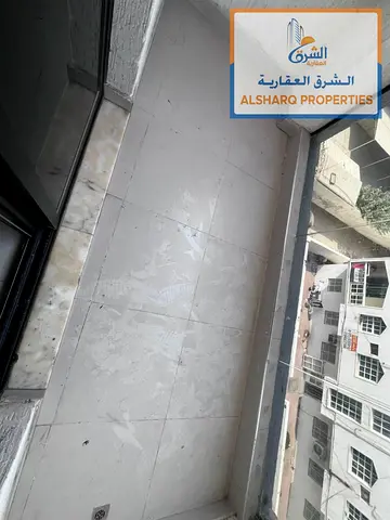 غرفتين وصاله و3 حمامات مع بالكونه باطلاله مميزة قريبه من السفير مول موقع حيوي وقريب من كل الخدمات