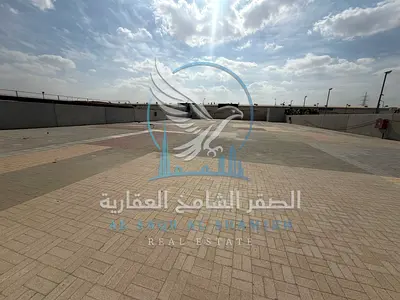 **حوطة إنترلوك للإيجار في الصجعة الصناعية | 20,000 قدم | شارع رئيسي | كهرباء 25KW | وسط منطقة السيارات**