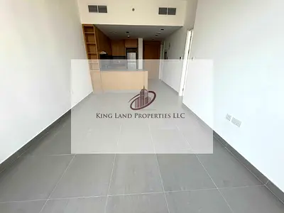 شقة جديدة كلياً بغرفة نوم واحدة مطلة على المسبح، حمامين، ومطبخ مجهز بالكامل للإيجار في منطقة الممشى، الشارقة.
