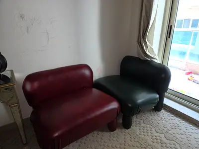 Set of 2 Vintage Low Back Leather Lounge Chairs (Red & Dark Green)