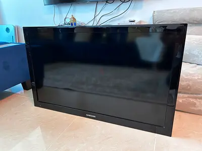 Samsung 40" LCD TV with wall mount (Not SmartTV)