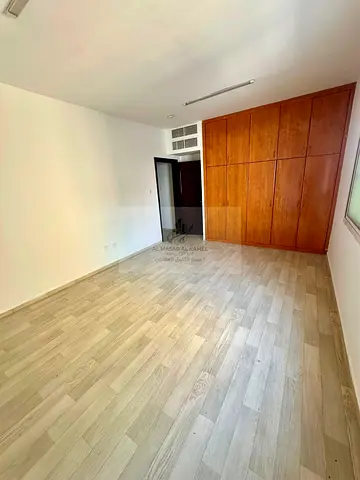 🏢✨ للبيع | شقة غرفتين وصالة + غرفة خادمة | القاسمية – الشارقة ✨ 🔥 مؤجرة بعقد جديد | دخل إيجاري 42,000 درهم سنويًا | فرصة استثمارية مميزة 📍 الموقع: