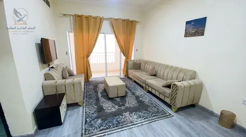 شقه غرفه وصاله مفروشه فرش نظيف ومرتب قريبه من جميع الخدمات وسهل المخرج لدبي والشارقه