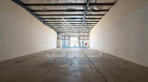 مستودع للإيجار في الصناعية 18 بالشارقة، مساحة 3,500 قدم²، مدخل واسع، مناسب للتخزين والأنشطة التجارية والصناعية.
