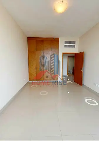 : صفقة مميزة: شقة 3 غرف وصالة + غرفة خادمة | 2000 قدم مربع | جيم ومسبح وموقف | بالقرب من حديقة النهضة الشارقة