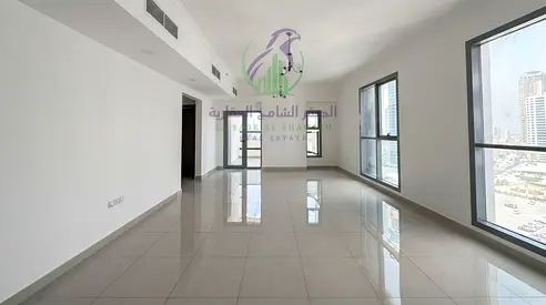 شقة غرفتين وصالة في الخان الشارقة، مساحة واسعة، بلكونة، ستور، خزائن مدمجة، وموقف سيارات. الإيجار 68,000 درهم سنوياً، حتى 12 دفعة.