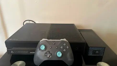 Used Xbox One console with wireless controller - working