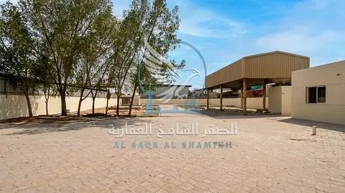 حوطة للإيجار في الصجعة على شارع رئيسي مساحة 20,000 قدم مربع كهرباء 32 كيلوواط بسعر 250,000 درهم