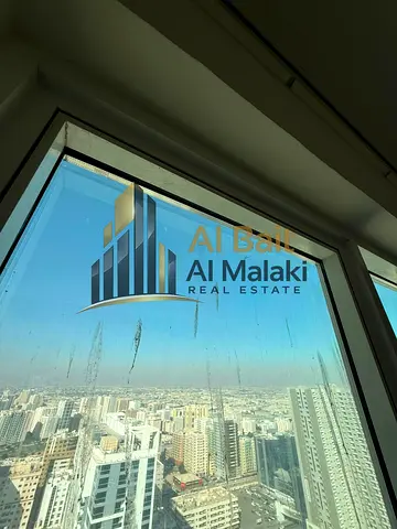 شقة واسعة من غرفتين وصالة للإيجار السنوي في المجاز 1، مع موقف سيارة مجاني وجيم مجاني ومسبح مجاني وصيانة مجانية و15 يوماً مجاناً، وتتميز بمساحات مريحة