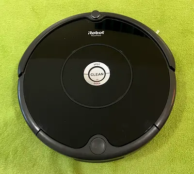 iRobot Roomba 606: high performance vacuum cleaner with Charger / Docking Station. Colour: Black.