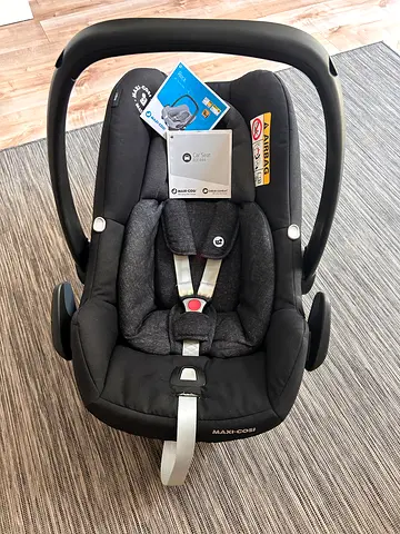 Maxi-Cosi Infant Car Seat (Easy-to-Install, Excellent Condition)