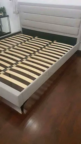 King size bed 180cm x 200cm incl mattrass