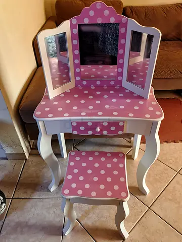 Beautiful wooden kids dressing table in very good condition, very clean, comfortable and durable qua
