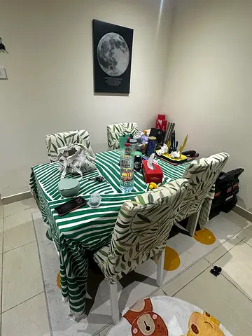 Table with 4 chairs