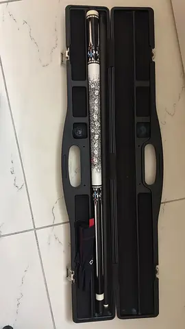 2-piece professional JFS pool cue with hard case - used once with glove and professional chalk