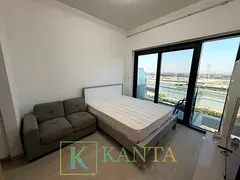 Bright & Modern Studio with Pool View