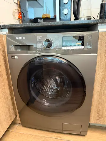 Samsung front-load washer/dryer combo with 8kg capacity. Excellent condition