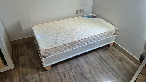 Baby crib convertible to toddler bed