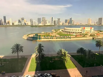 ثلاث غرف وصالة بإطلالة بحرية وخزائن بالحائط مع باركن مجاني مساحة كبيرة جدا مع غرفتي خادمة وغسيل في موقع حيوي قريب من مخرج دبي