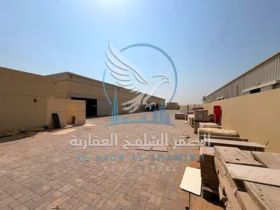 مصنع للإيجار في منطقة الصجعة؛ مساحة الأرض 55,000 قدم مربع، ومساحة المستودع 30,000 قدم مربع. يضم المصنع 10 غرف للعمال و10 حمامات، ومطابق لاشتراطات الدف