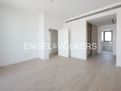 4 Bed Room | Single Row | Closed Kitchen