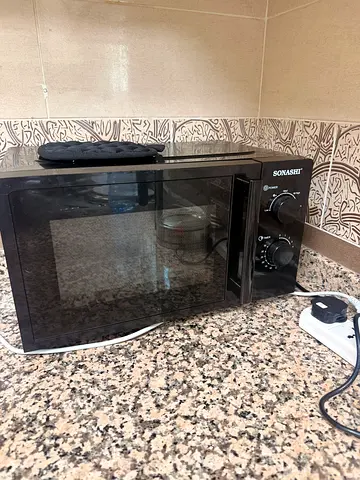 Sonashi Countertop Microwave - Good Working Condition