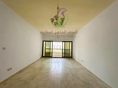 شقة ثلاث غرف وصالة للإيجار السنوي في الشارقة غرفة ماستر بلكونة إطلالة مفتوحة خزائن بالحائط مسبح جيم كيدز اريا