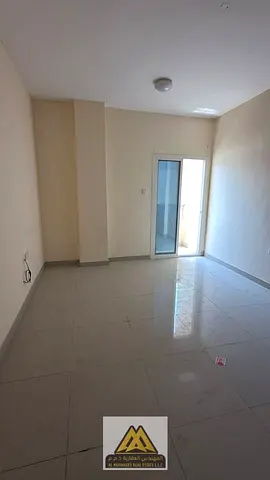 غرفة نوم وصالة 2 حمام بلكونة تكييف مركزي موقع مميز بالقرب من جميع الخدمات مخرج سهل وسريع إلى الشارقة ودبي سهولة الوصول إلى طريق الشيخ محمد بن زايد