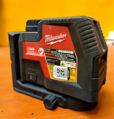 MILWAUKEE CROSS LINE LASER
